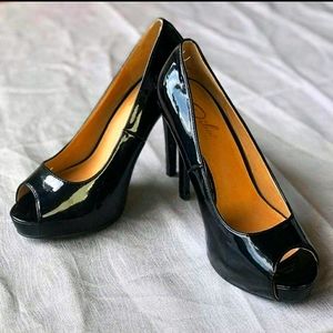 Classic shiny pumps